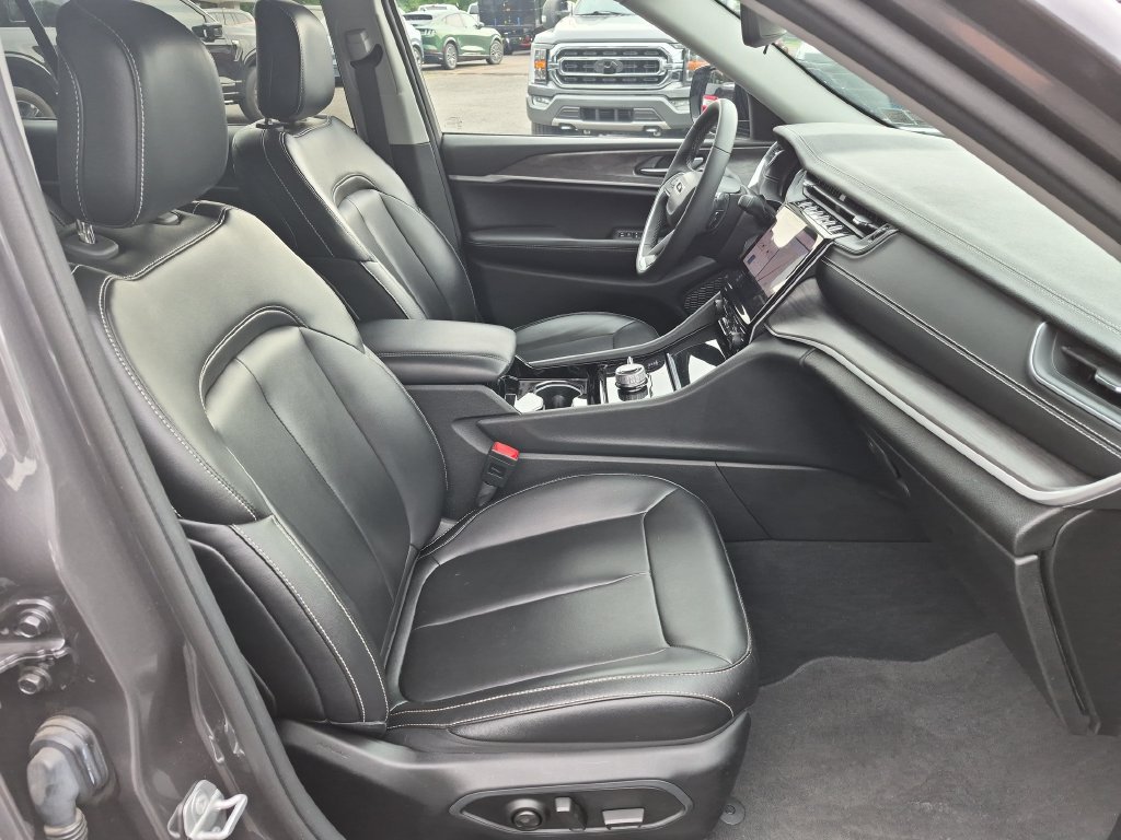 Used 2023 Jeep Grand Cherokee L Limited w/ Black Appearance Package AWD/4WD image 27