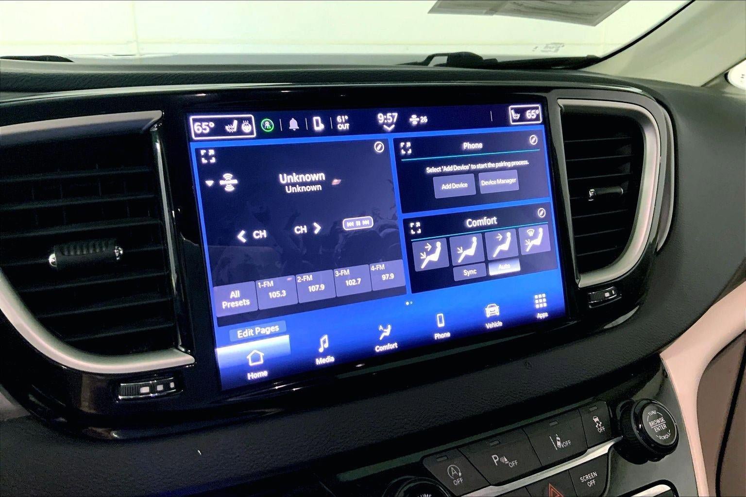 Used 2023 Chrysler Pacifica Touring-L FWD image 6