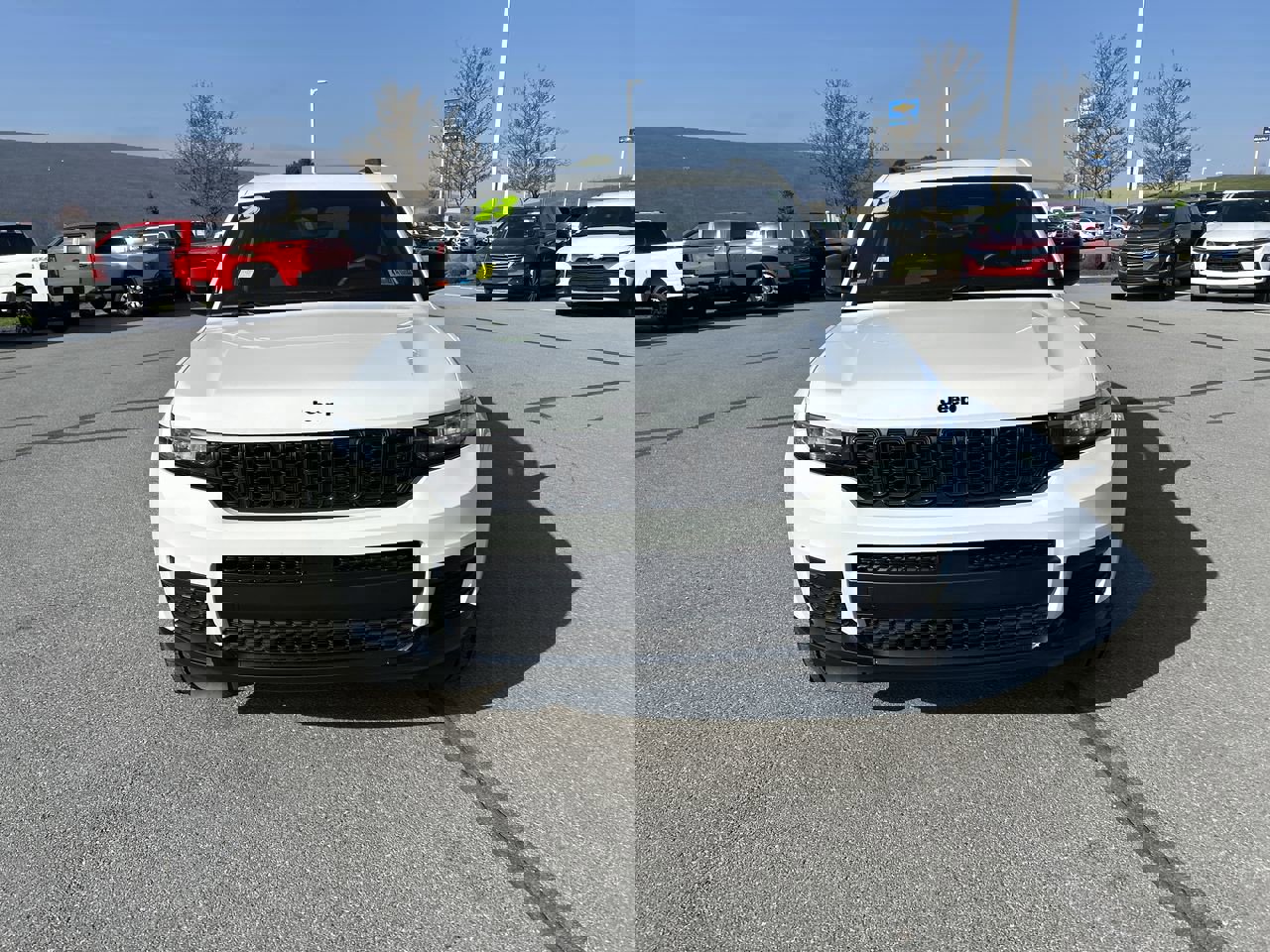 Used 2023 Jeep Grand Cherokee L Laredo image 2