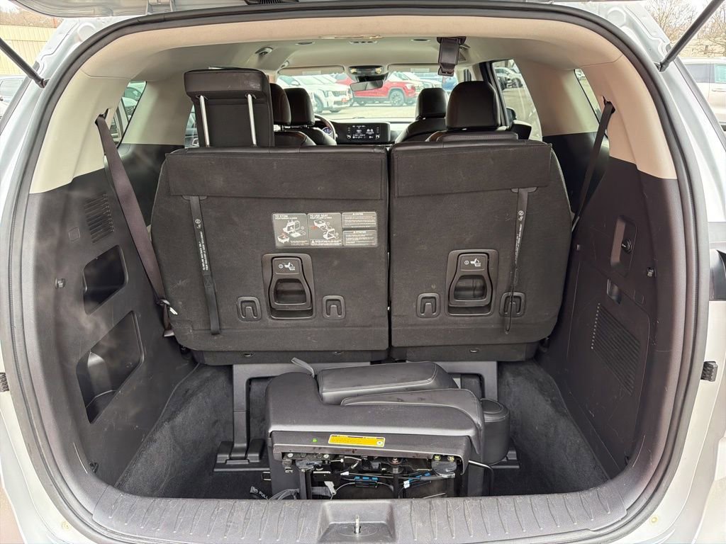 Used 2022 Kia Carnival LX image 24