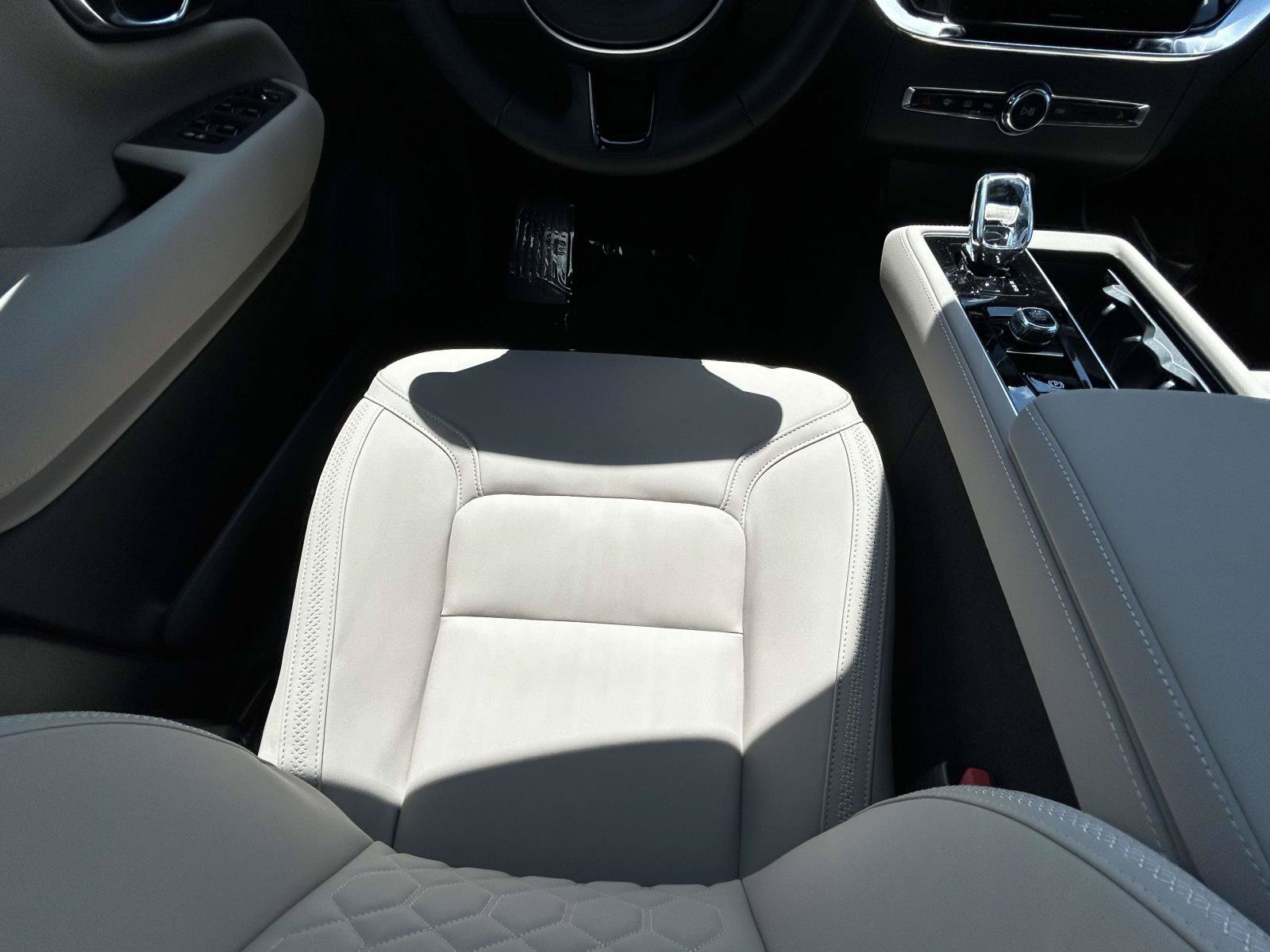 New 2026 Volvo XC90 B6 Plus w/ Protection Package Premier AWD/4WD image 15