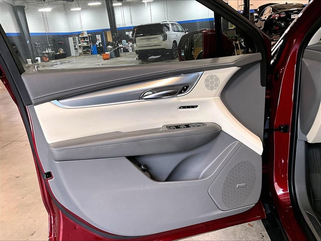Used 2017 Cadillac XT5 Luxury w/ Driver Awareness Package AWD/4WD image 9