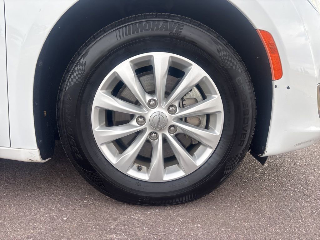 Used 2017 Chrysler Pacifica Touring-L FWD image 31