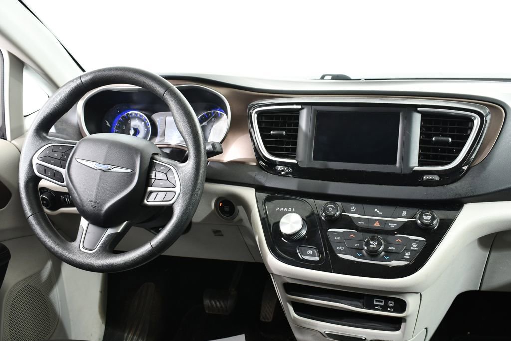 Used 2018 Chrysler Pacifica Touring Plus w/ Tire & Wheel Group FWD image 8