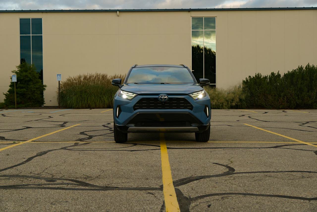 Used 2022 Toyota RAV4 XSE AWD/4WD image 4