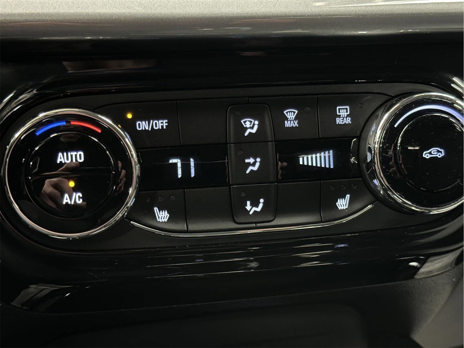 Certified 2024 Chevrolet Trax LT w/ Driver Confidence Package image 33