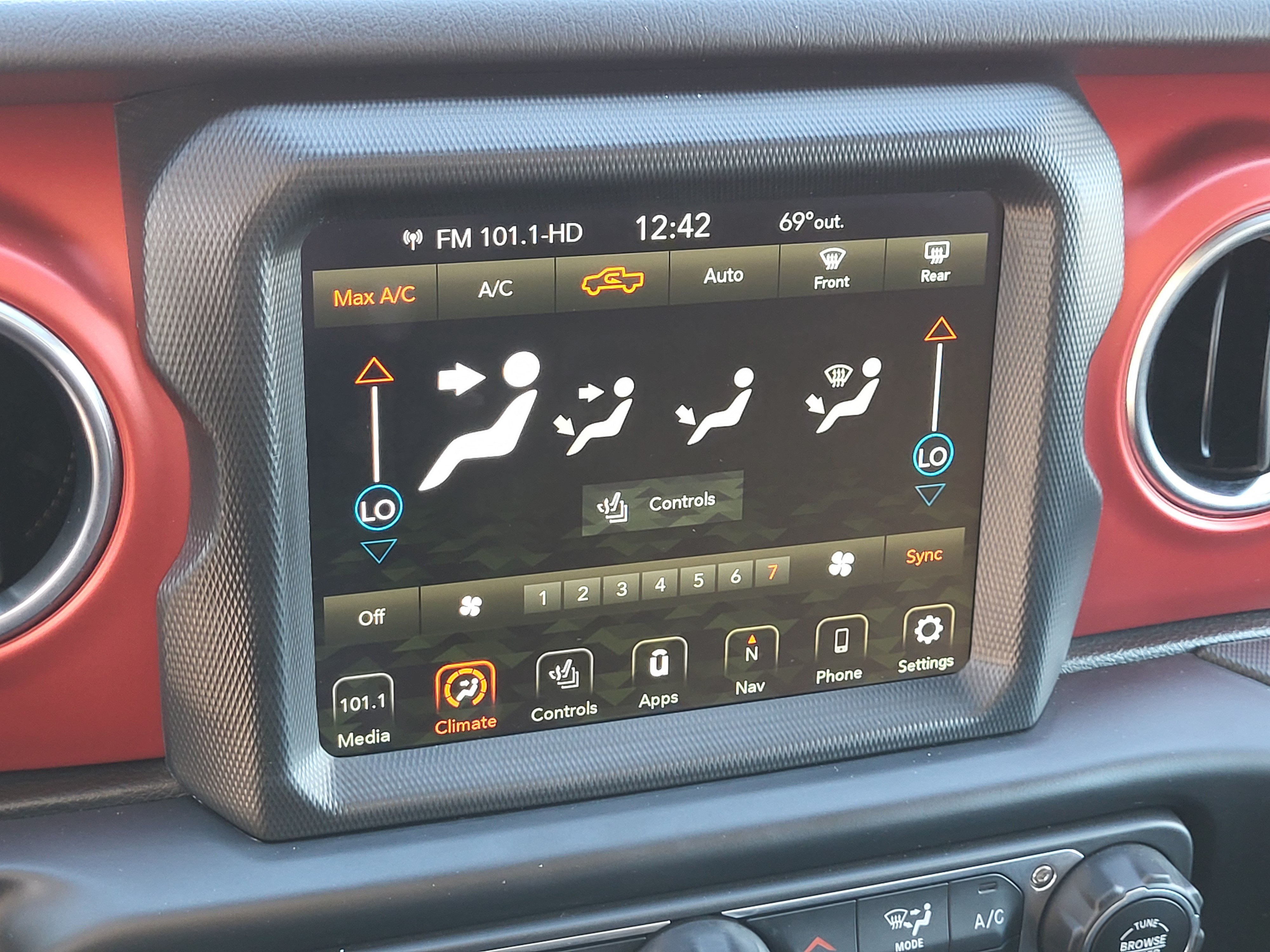 Used 2022 Jeep Gladiator Rubicon w/ Cold Weather Group AWD/4WD image 13