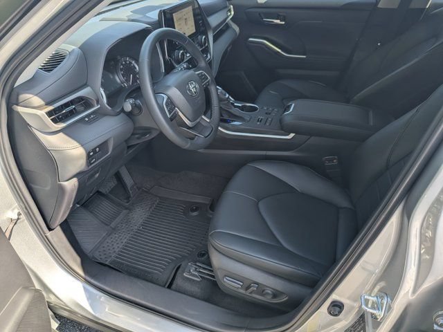 Used 2023 Toyota Highlander XLE AWD/4WD image 9