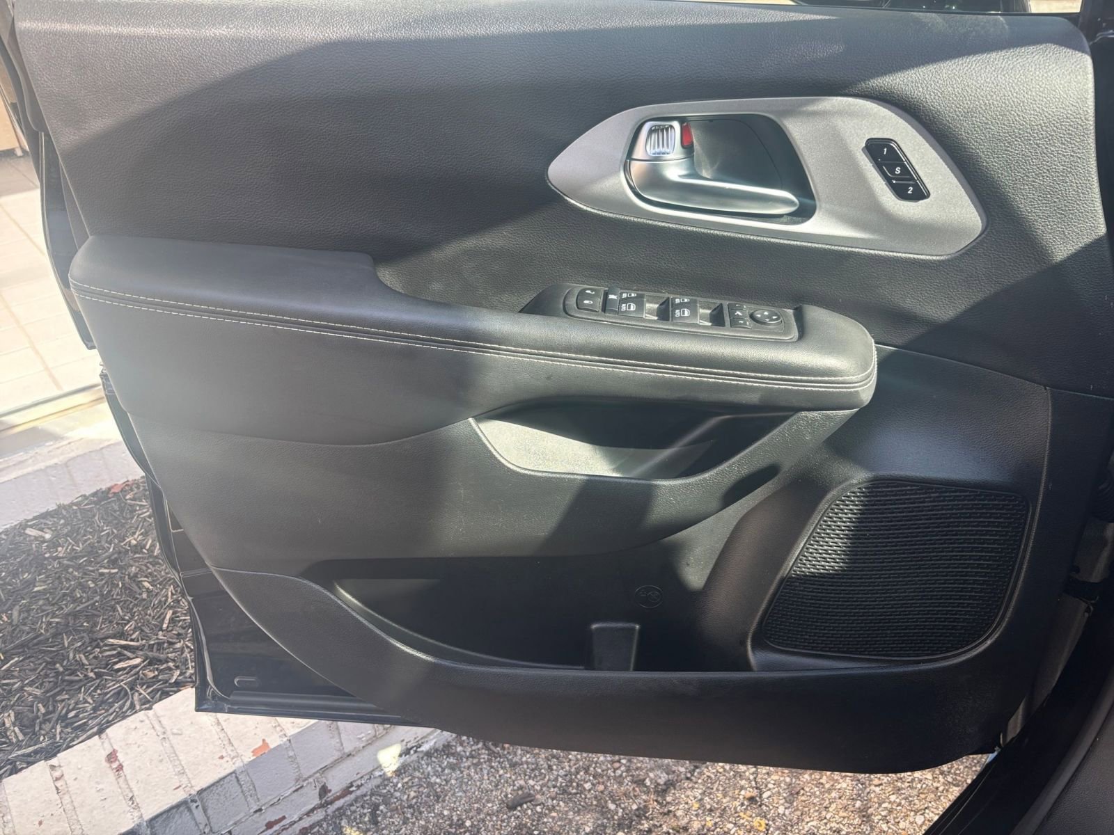 Used 2025 Chrysler Pacifica Limited image 18