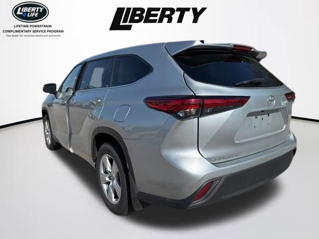 Used 2023 Toyota Highlander LE FWD image 5