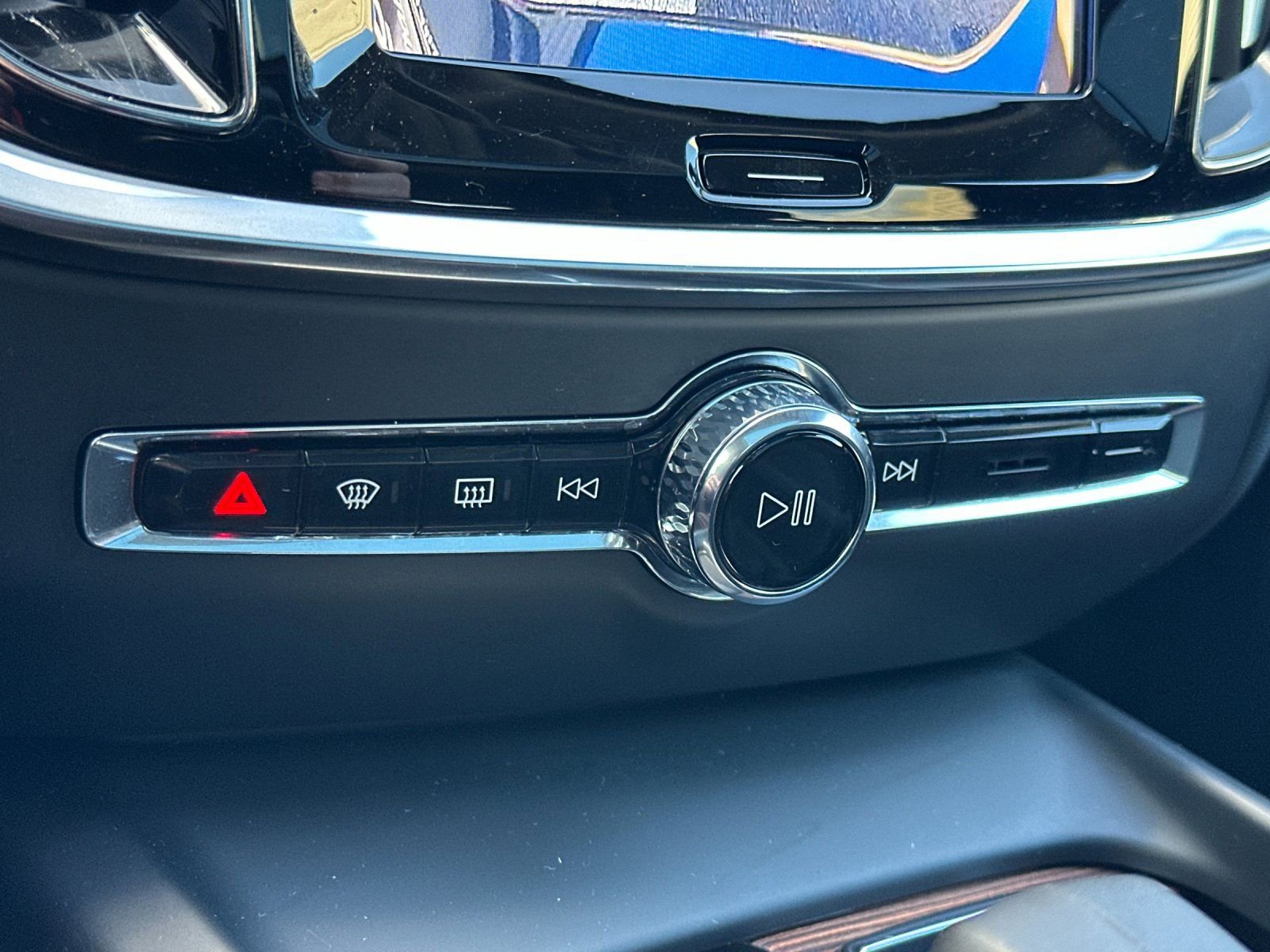 Used 2025 Volvo V60 B5 Cross Country Plus image 22