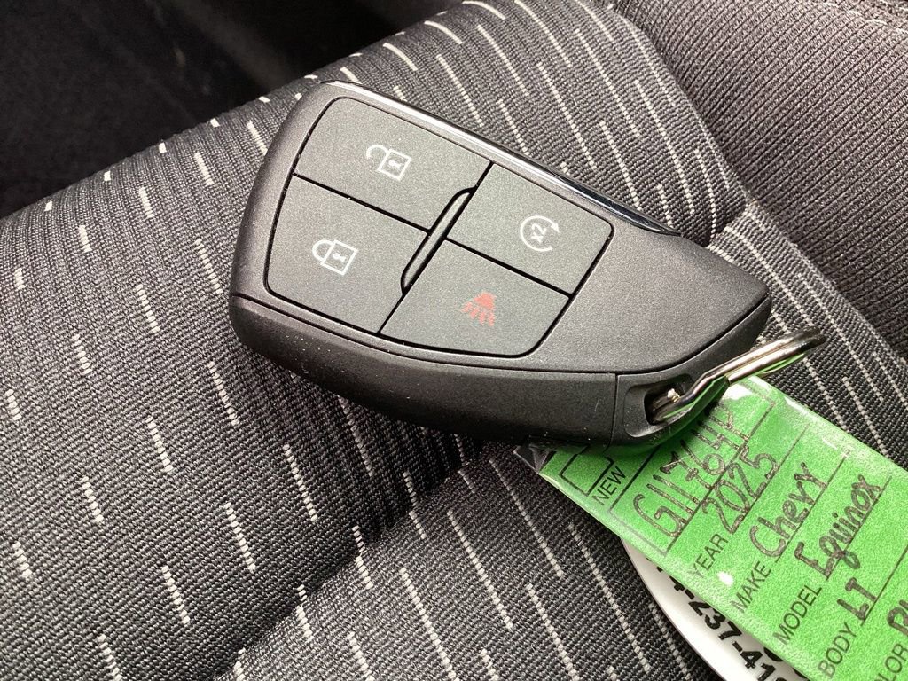 Used 2025 Chevrolet Equinox LT image 30