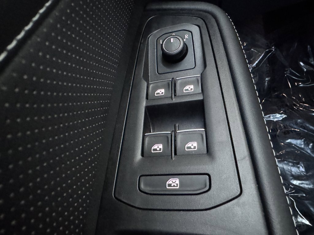 Used 2024 Volkswagen Atlas SE w/ Panoramic Sunroof Package image 28