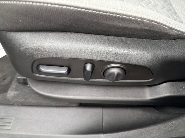 Used 2023 Chevrolet Equinox LT w/ Driver Convenience Package image 16