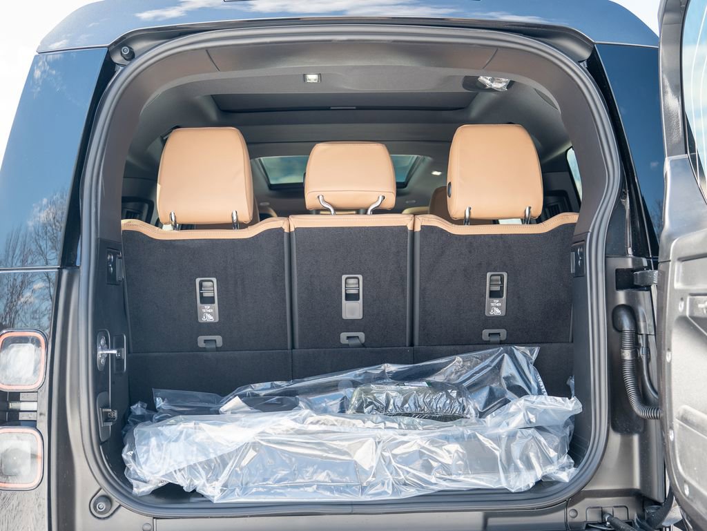 New 2026 Land Rover Defender 130 X-Dynamic SE image 25