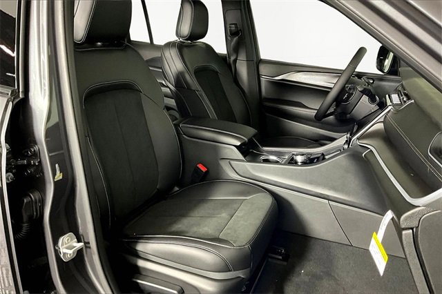 New 2025 Jeep Grand Cherokee Altitude image 12