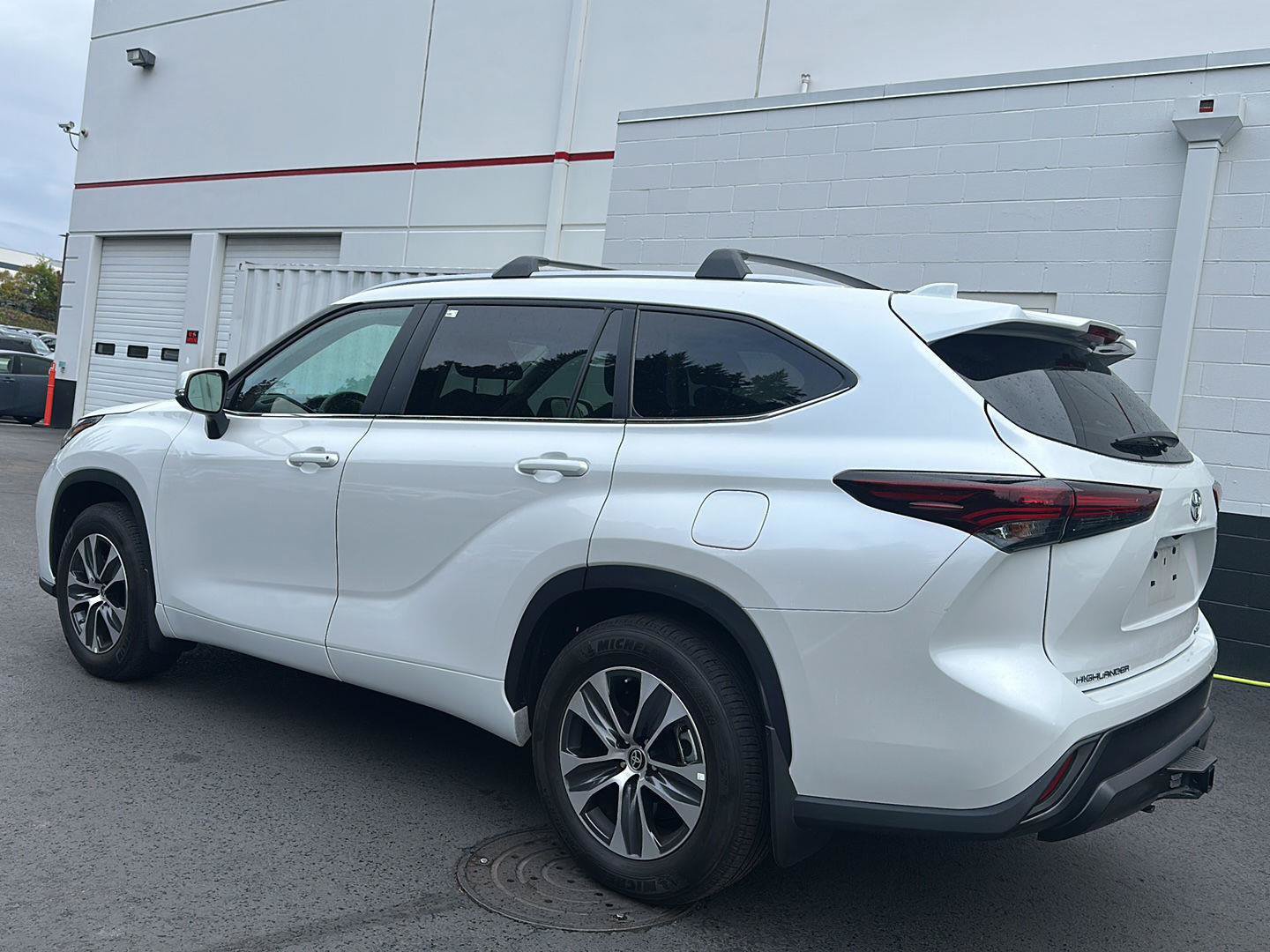 Used 2024 Toyota Highlander XLE AWD/4WD image 2
