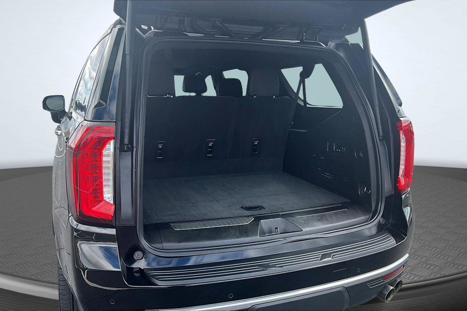 Used 2021 GMC Yukon XL Denali w/ Denali Premium Package image 5