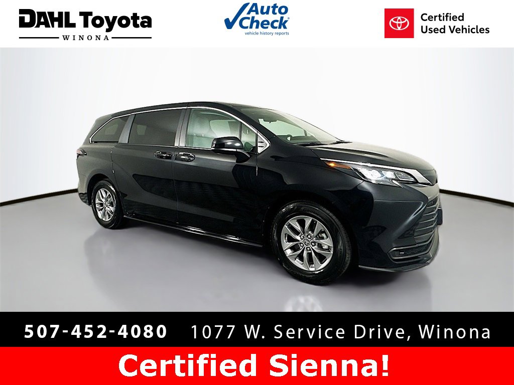 Used 2025 Toyota Sienna LE image 1