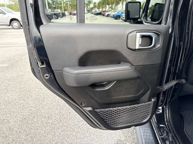 Used 2022 Jeep Wrangler Unlimited Sahara AWD/4WD image 9