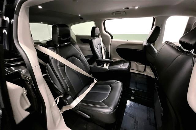 Used 2024 Chrysler Pacifica Touring-L image 24
