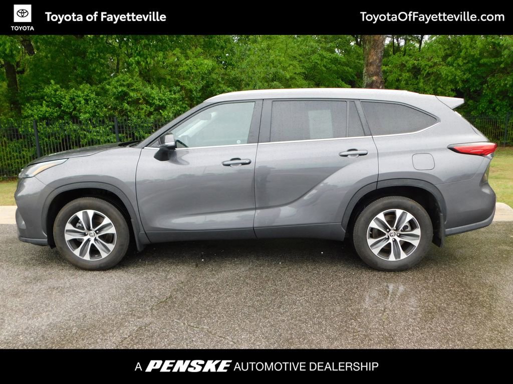Used 2023 Toyota Highlander XLE AWD/4WD image 2