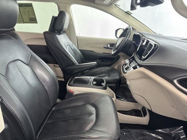 Used 2022 Chrysler Pacifica Touring-L w/ Uconnect Theater Family Group image 20
