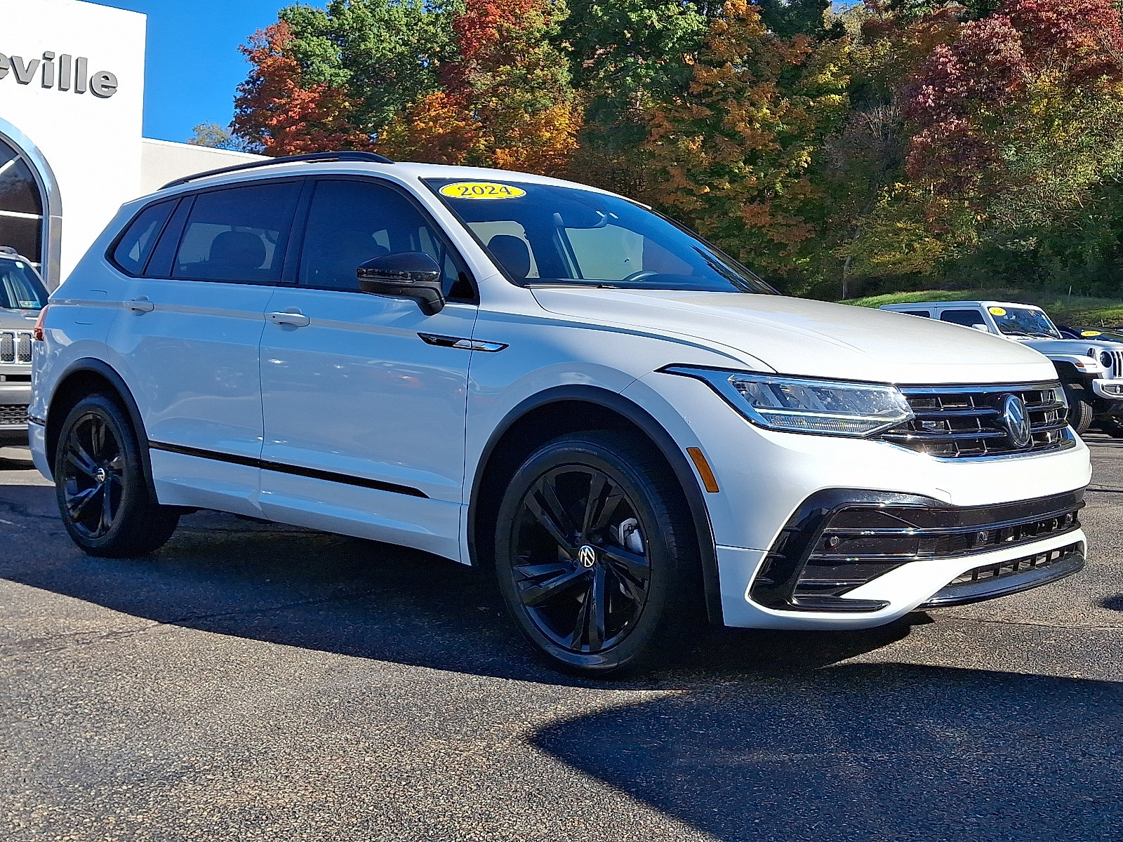 Used 2024 Volkswagen Tiguan SE R-Line FWD image 3