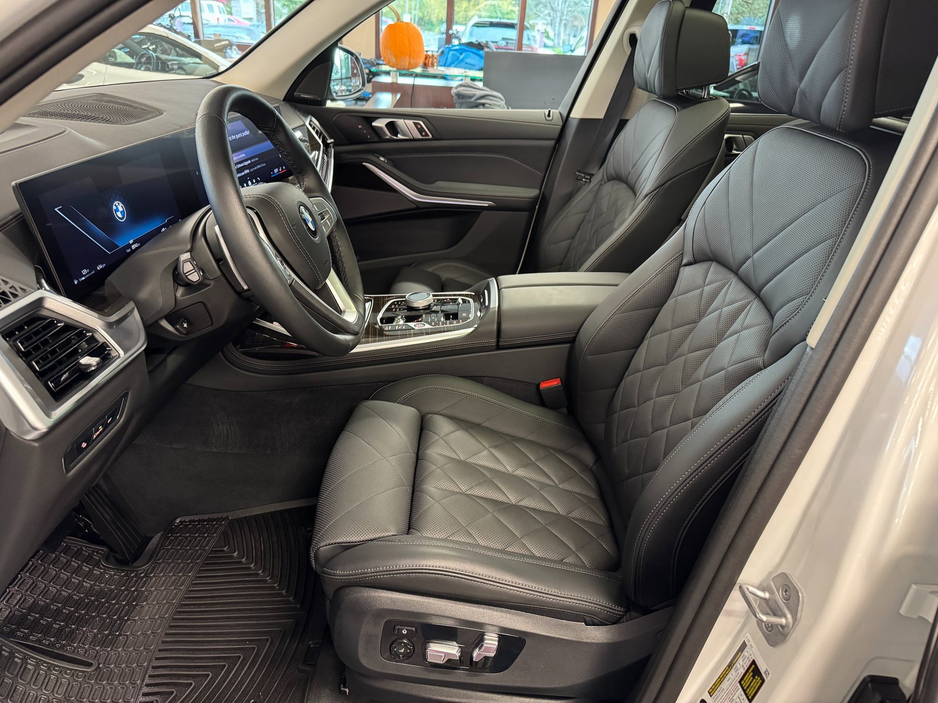 Used 2025 BMW X7 xDrive40i w/ Premium Package image 13