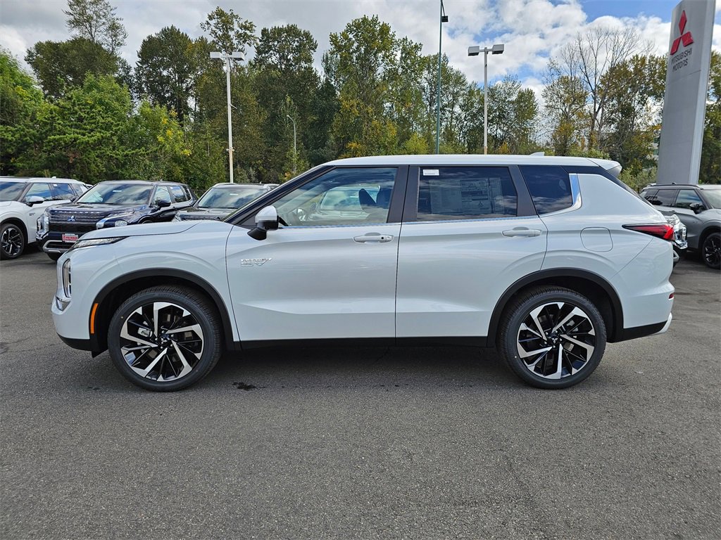 New 2025 Mitsubishi Outlander SE image 8