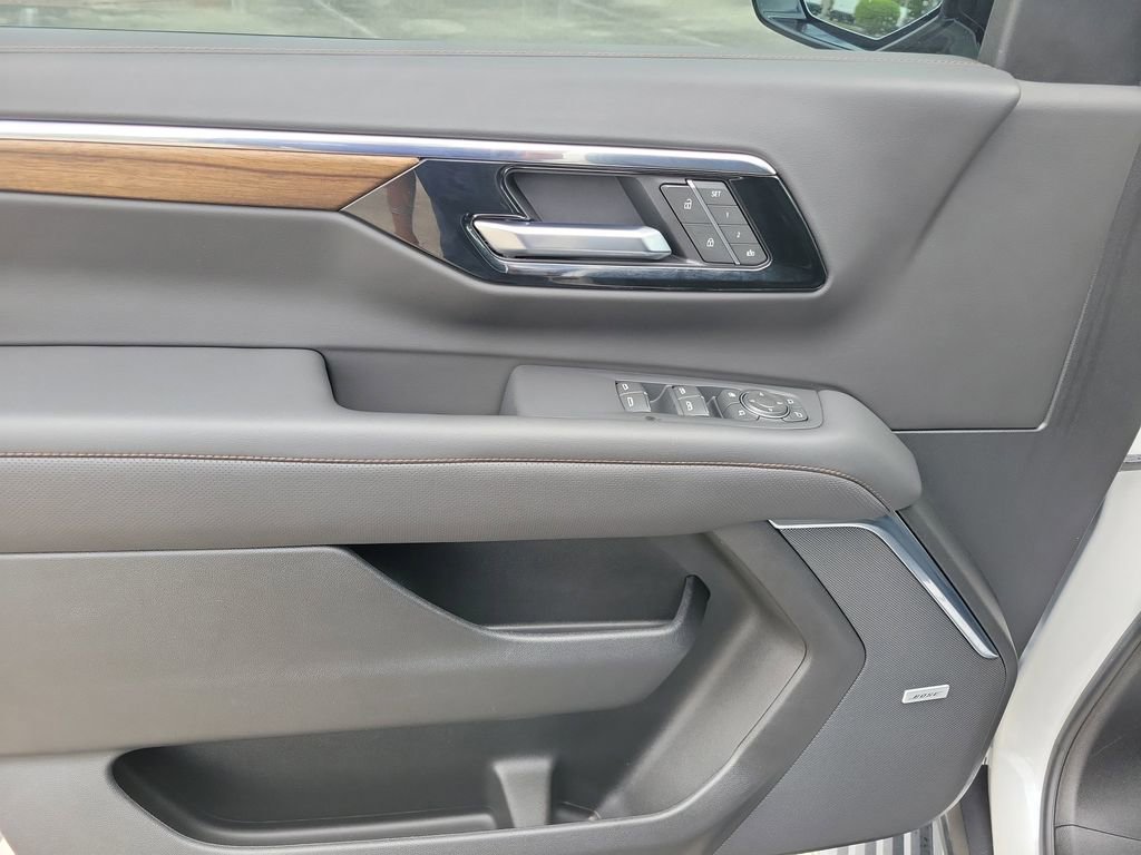 Used 2025 Chevrolet Suburban High Country AWD/4WD image 23