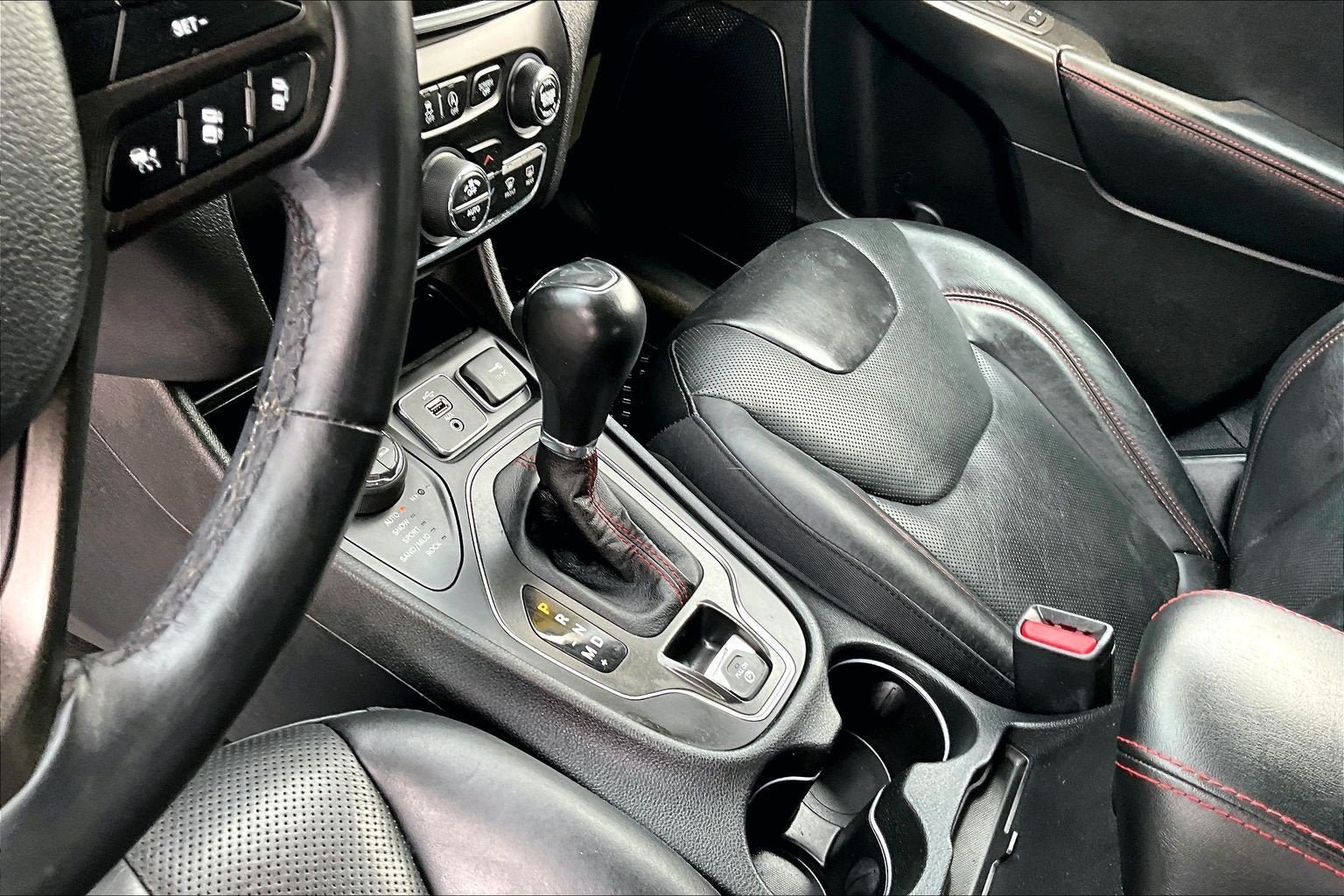 Used 2019 Jeep Cherokee Trailhawk AWD/4WD image 16