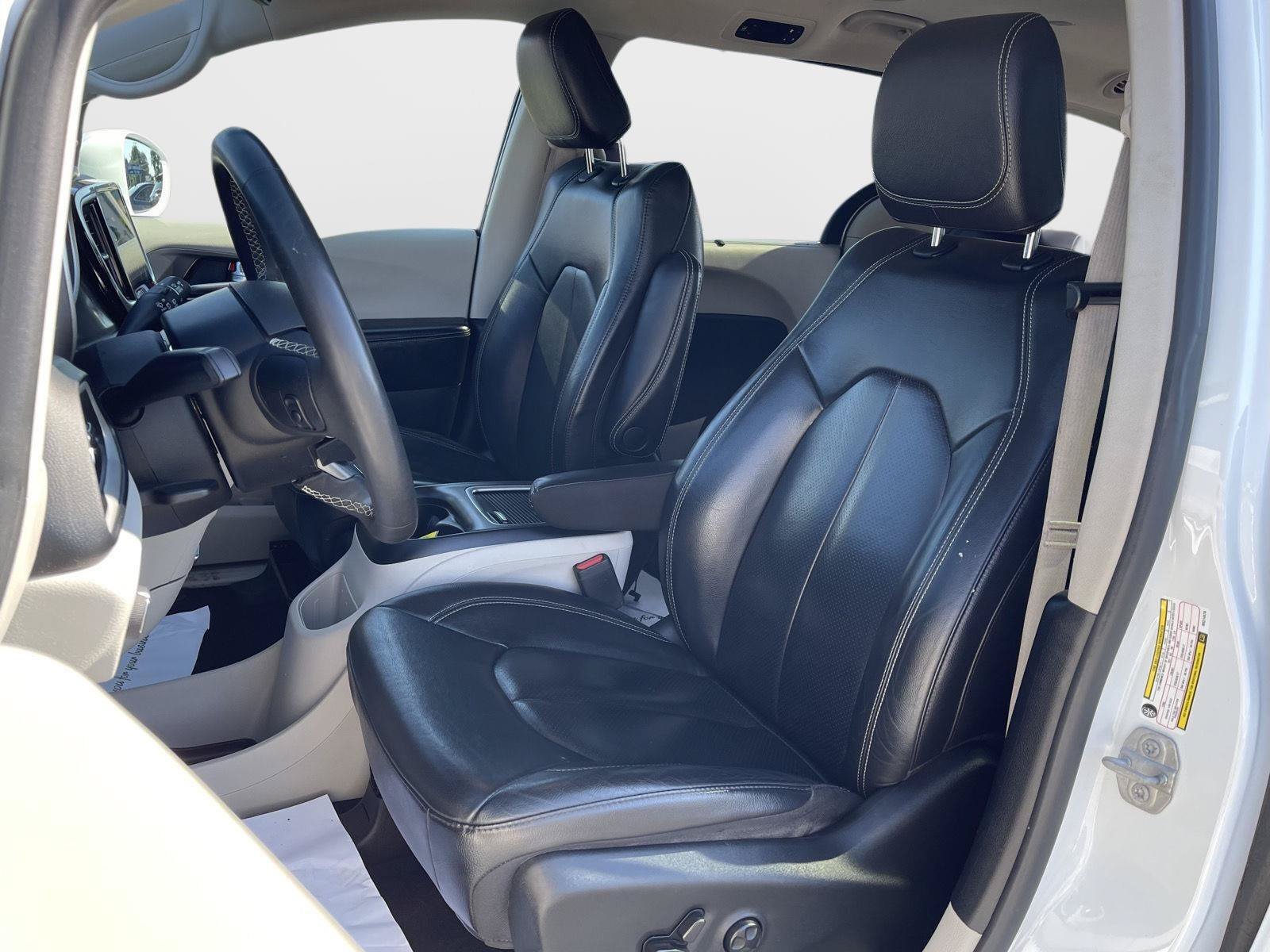 Used 2022 Chrysler Pacifica Touring-L FWD image 13