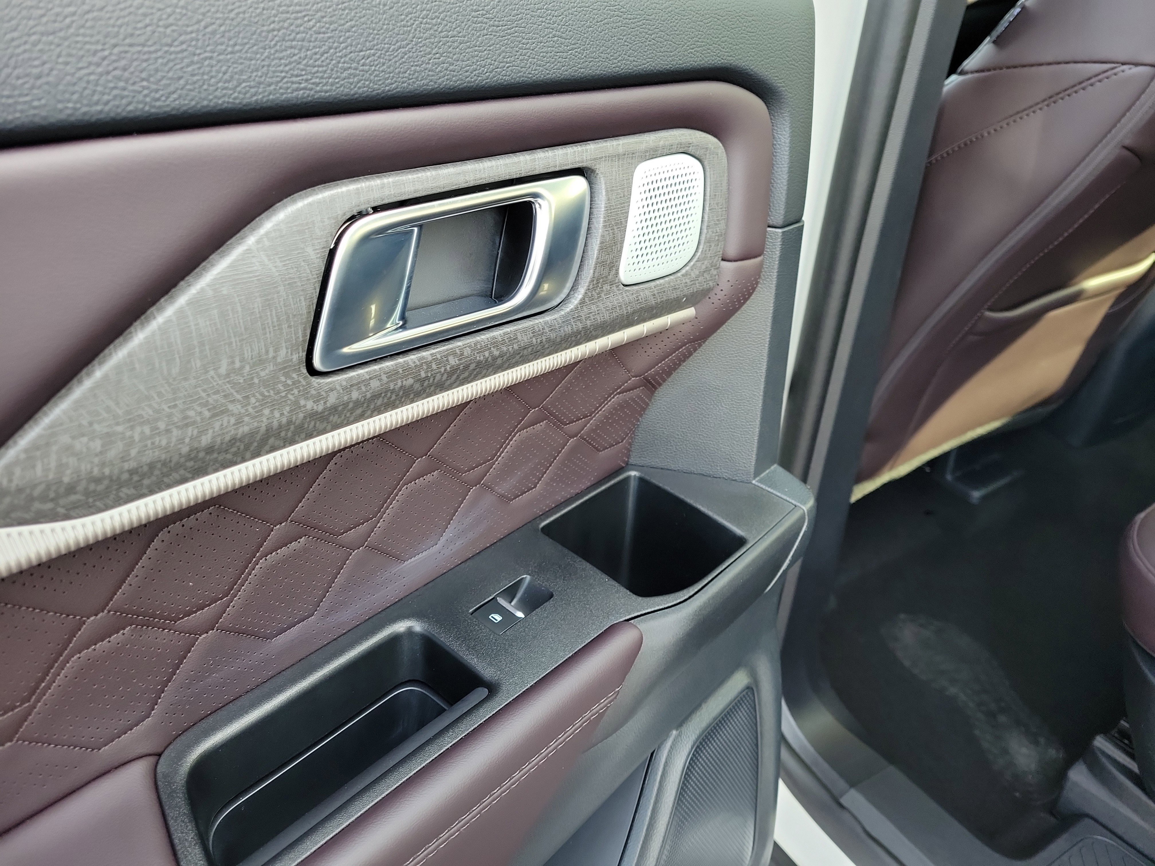 Used 2025 Ford Explorer Platinum w/ Ultimate Package image 13