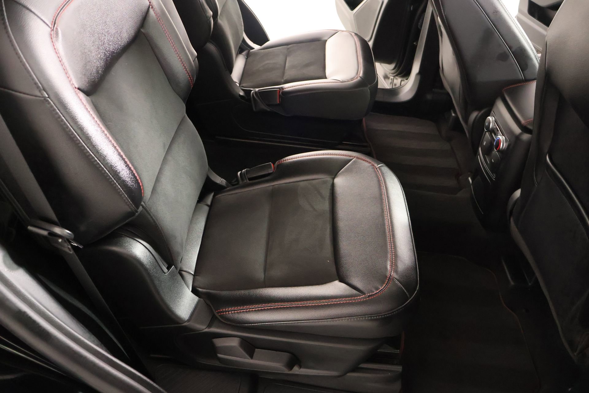 Used 2024 Ford Explorer ST-Line w/ Class IV Trailer Tow Package image 16