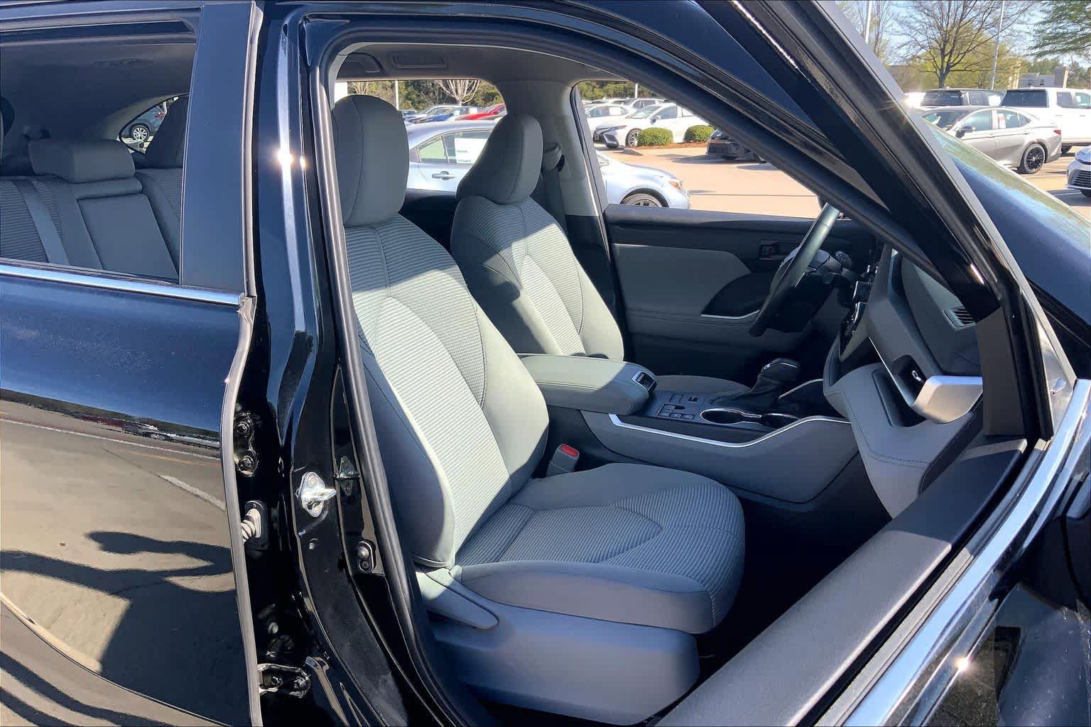 Used 2023 Toyota Highlander LE AWD/4WD image 17