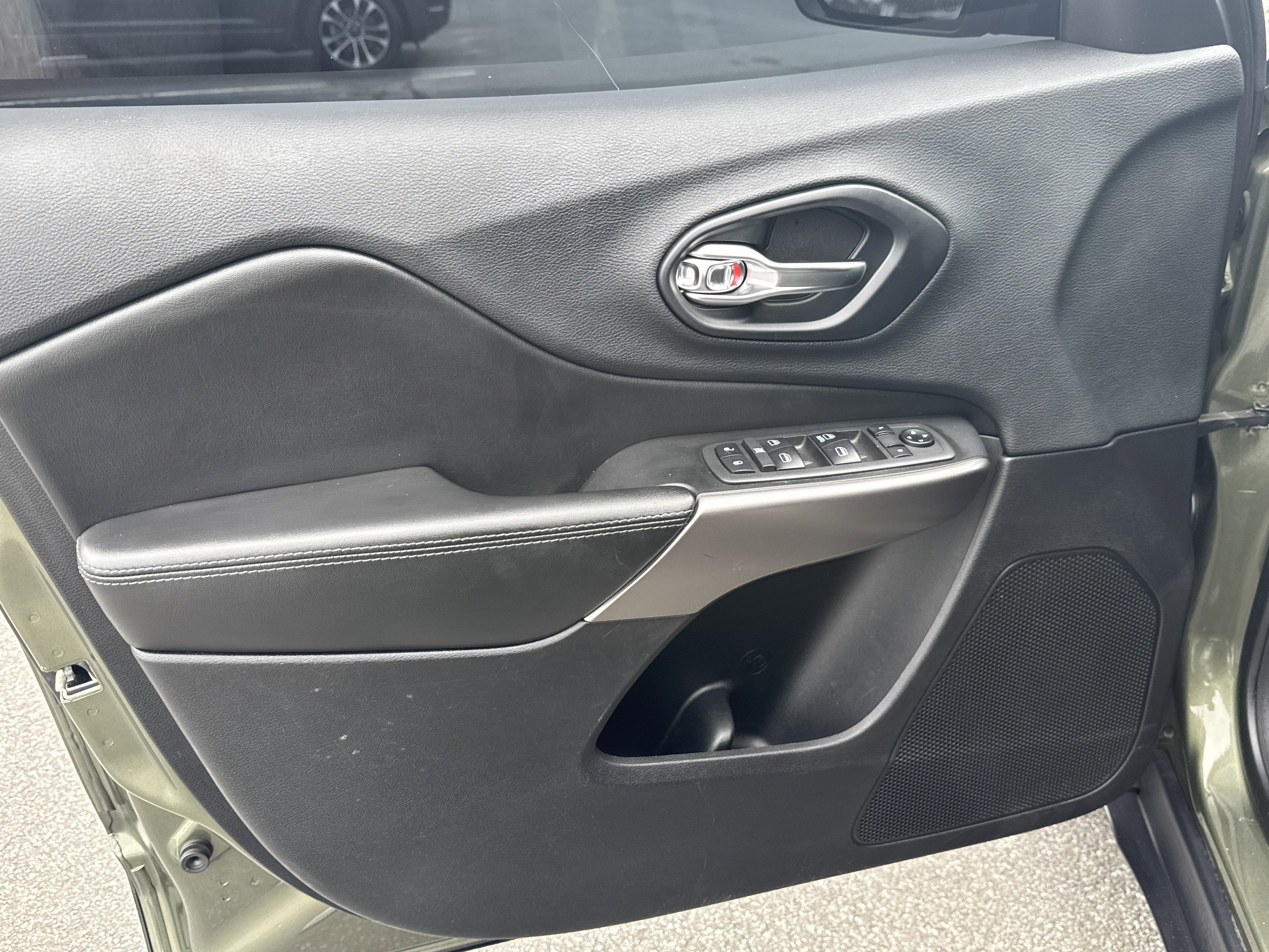 Used 2019 Jeep Cherokee Latitude w/ Popular Appearance Group image 12