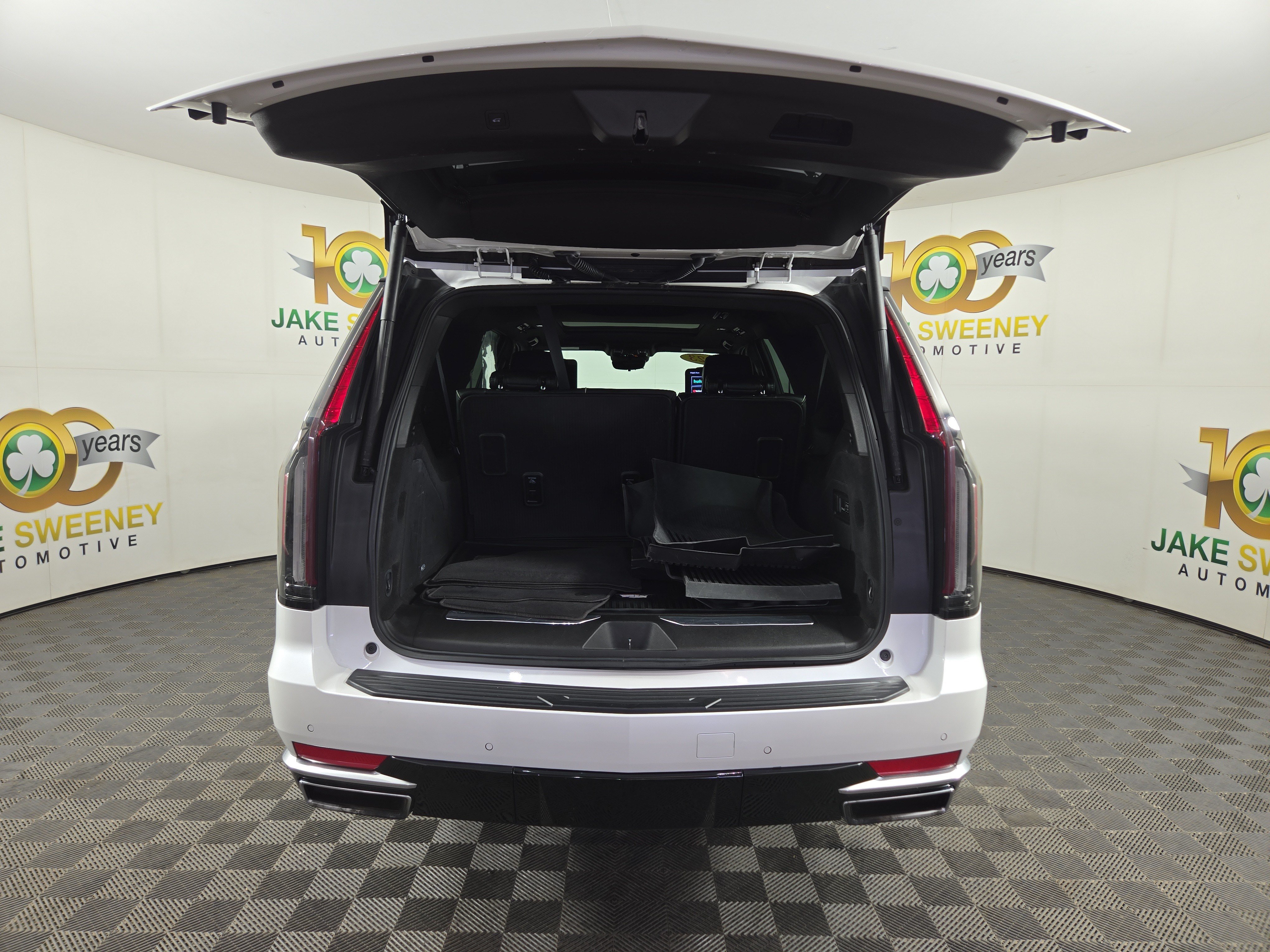 Used 2023 Cadillac Escalade ESV Premium Luxury w/ LPO, Floor Liner Package AWD/4WD image 38