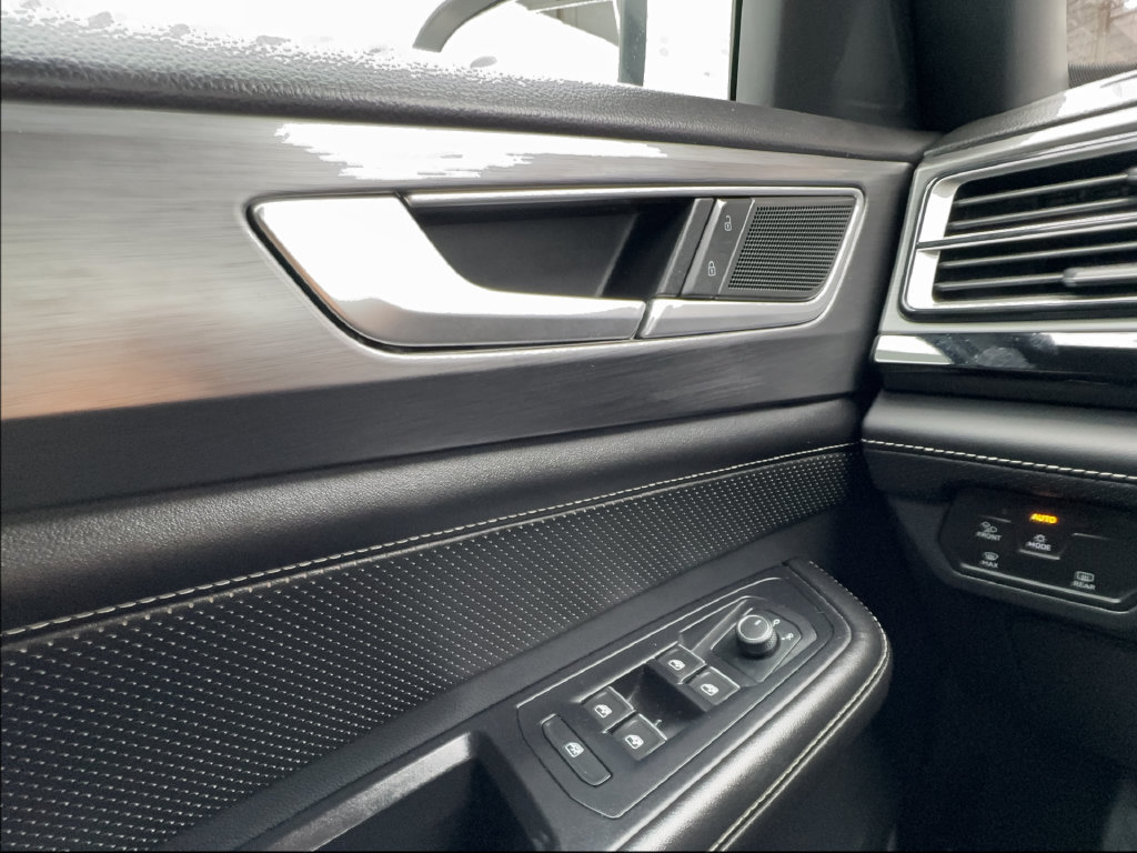 Used 2024 Volkswagen Atlas Cross Sport SE FWD image 49