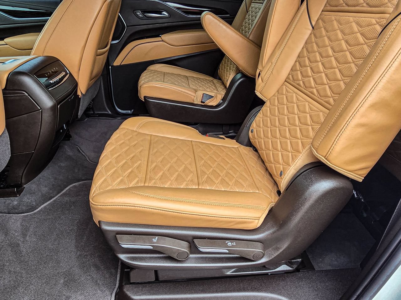 Used 2023 Cadillac Escalade ESV Sport w/ LPO, ONYX Package AWD/4WD image 36