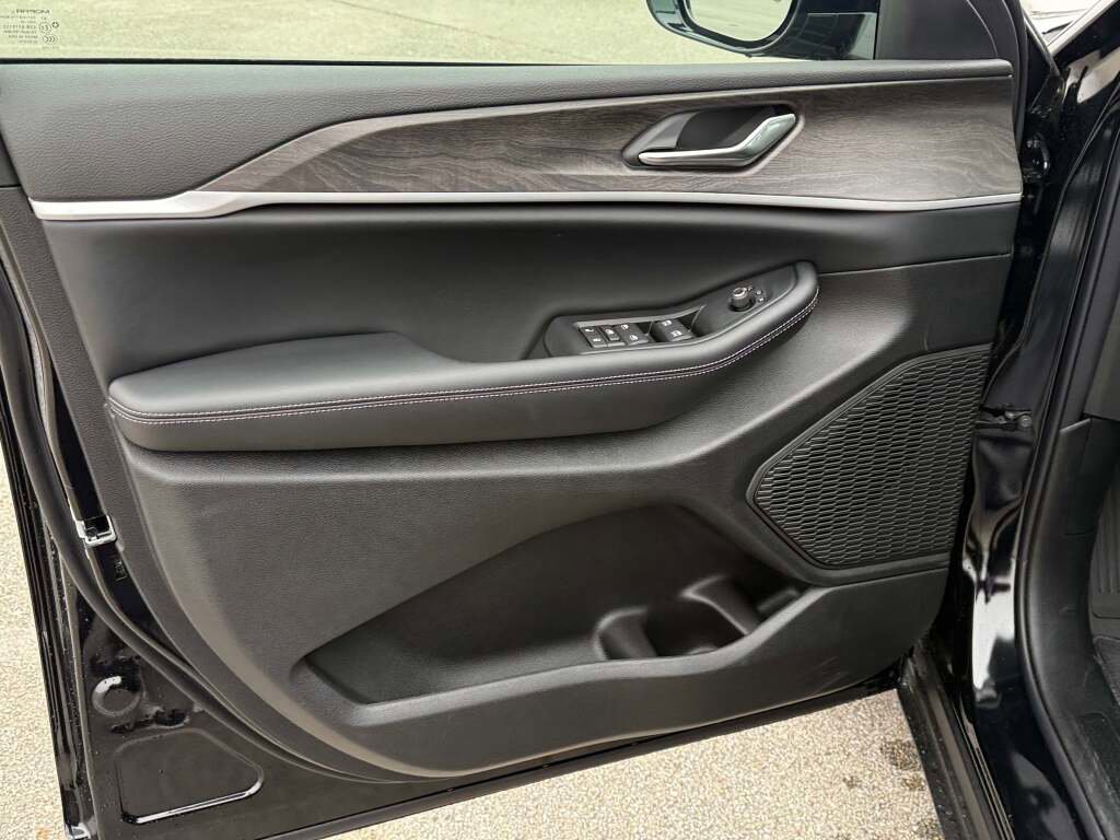 New 2026 Jeep Grand Cherokee Altitude image 21