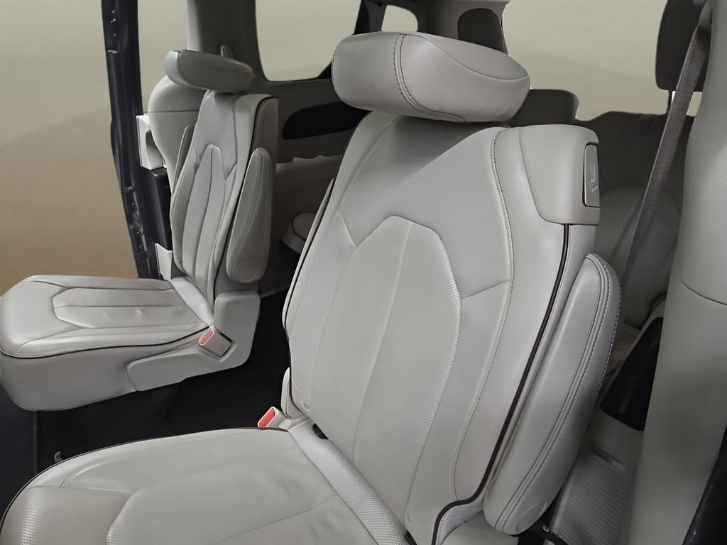 Used 2018 Chrysler Pacifica Limited w/ Tire & Wheel Group FWD image 14