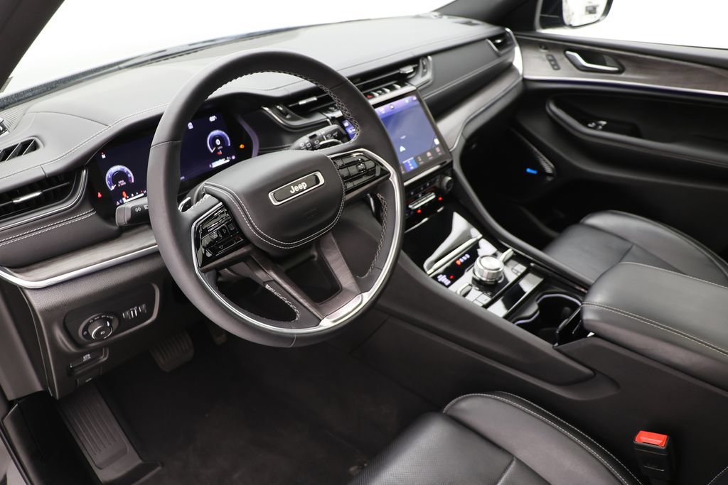 Used 2023 Jeep Grand Cherokee Overland w/ Luxury Tech Group IV AWD/4WD image 14
