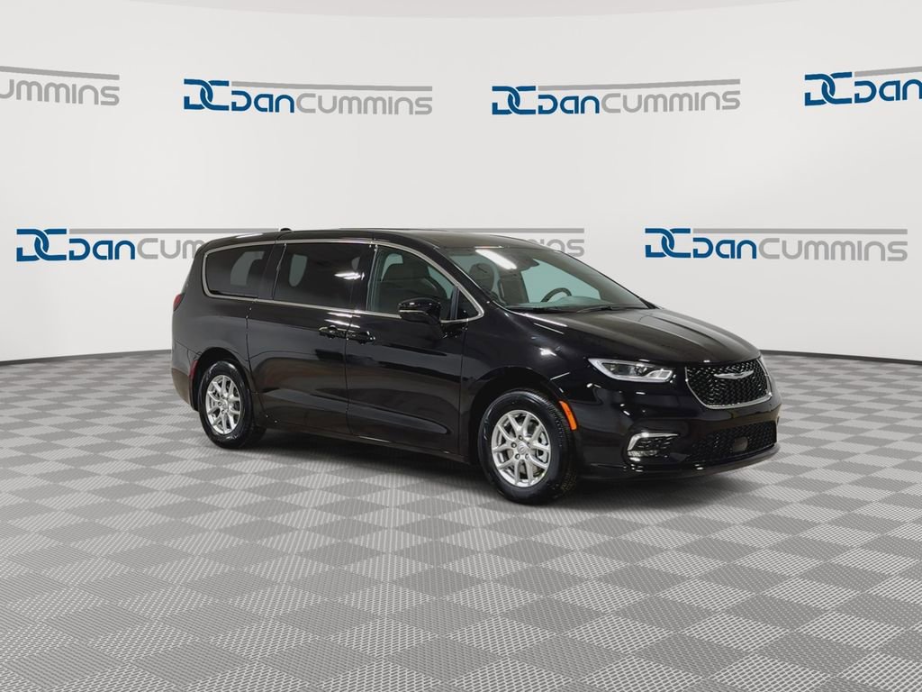 New 2026 Chrysler Pacifica Select image 2