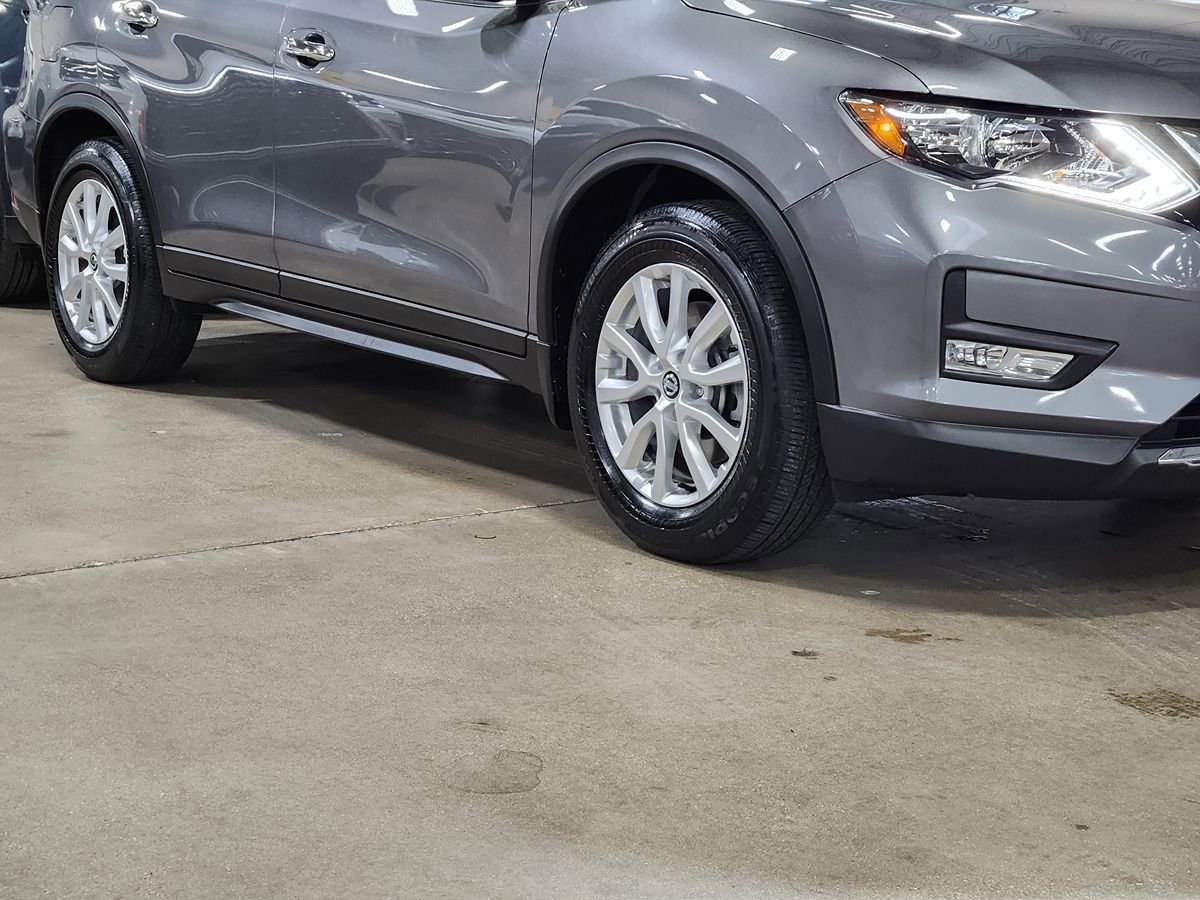 Used 2017 Nissan Rogue SV w/ SV Family Package FWD image 16