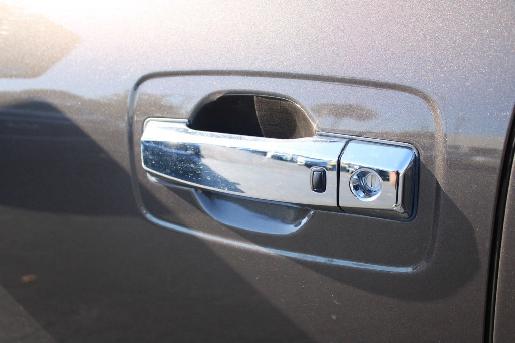 Used 2019 Nissan Titan SV w/ SV Convenience Package image 18