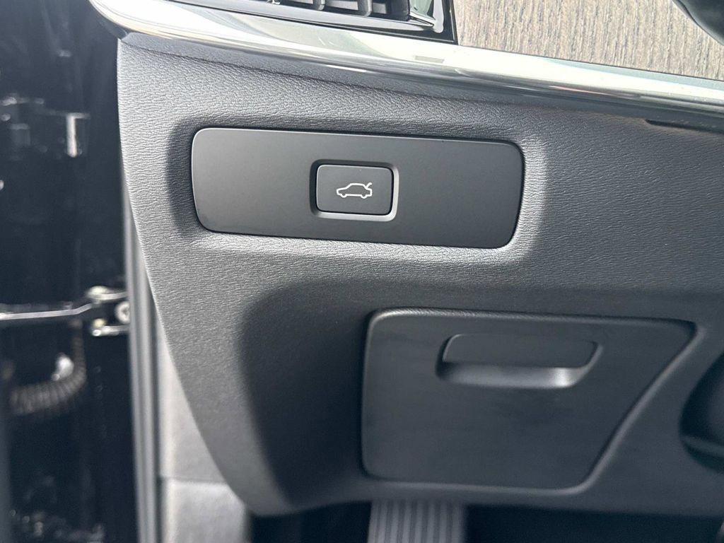 Certified 2024 Volvo V90 B6 Cross Country Plus image 30