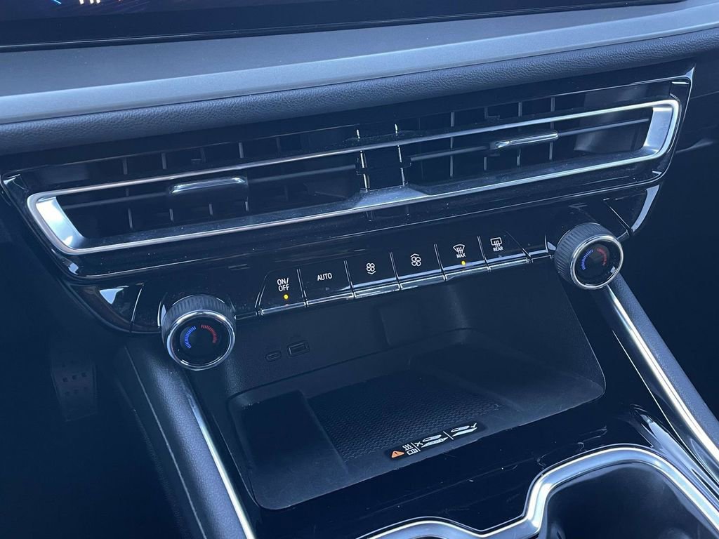 Used 2024 Chevrolet Traverse LT image 37