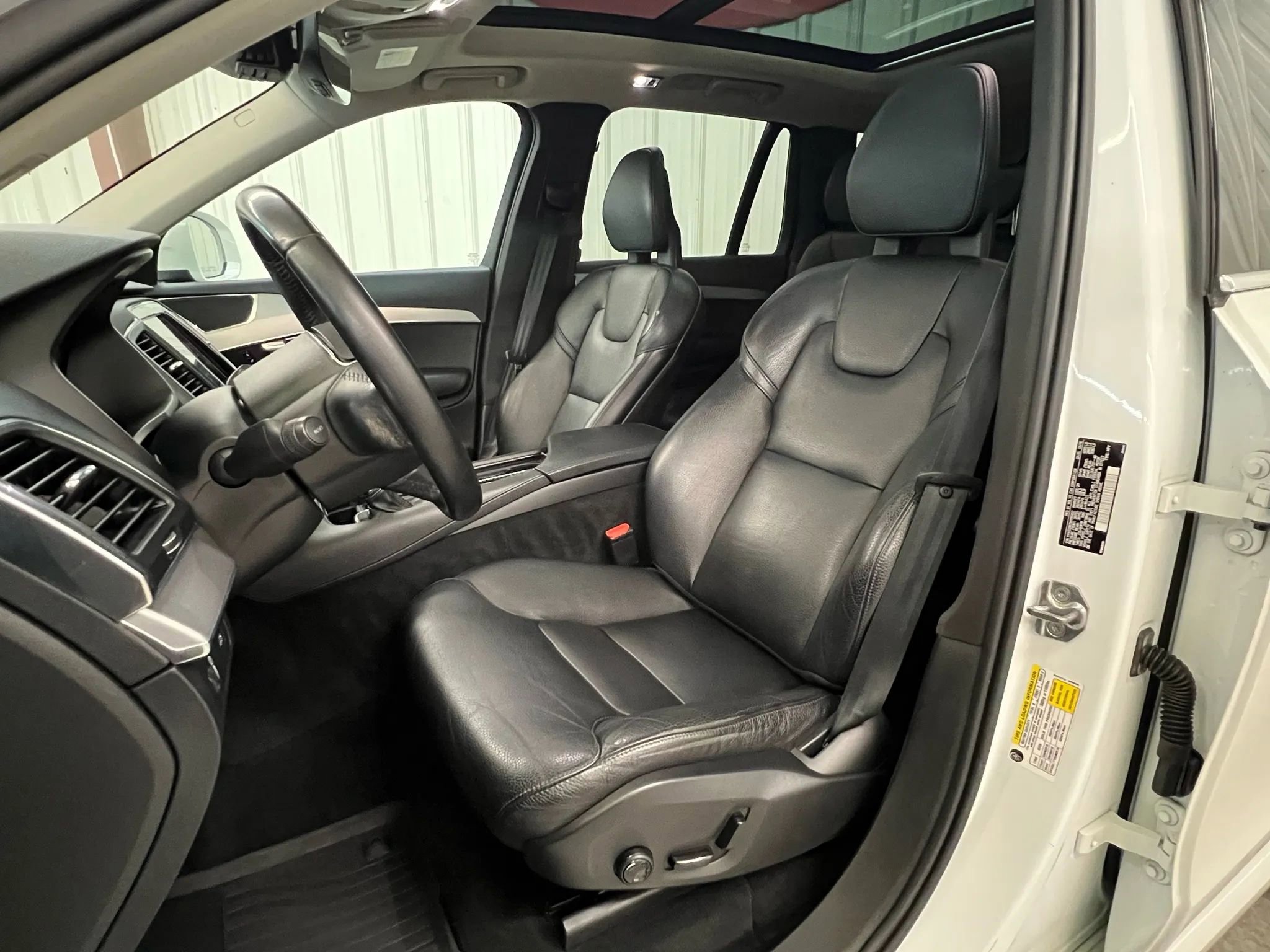 Used 2017 Volvo XC90 T5 Momentum w/ Vision Package image 3