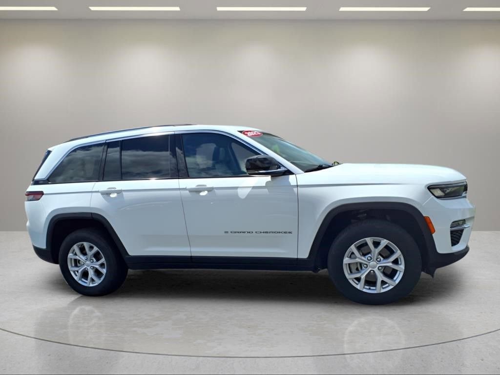 Used 2023 Jeep Grand Cherokee Limited image 2